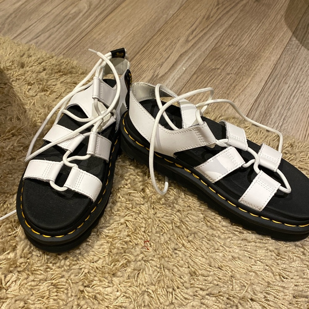 NWOT Dr Martens Nartilla size 7 white lace up platform leather gladiator sandles